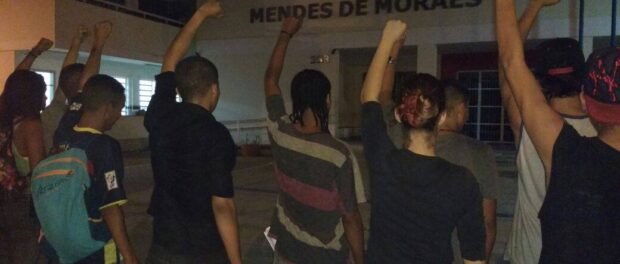 Students outside Mendes do Moraes resolved to reoccupy the school following the first attacks on May 9 and 10