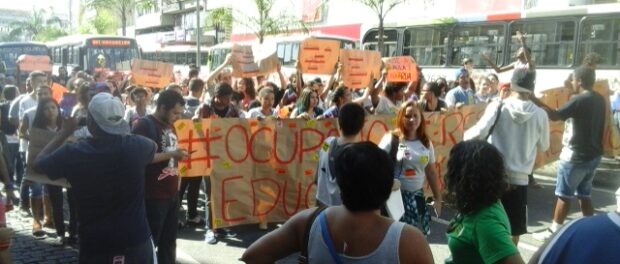 Students stop traffic in Méier, protesting against cuts to education and demonstrating solidarity with other occupied schools across Rio state