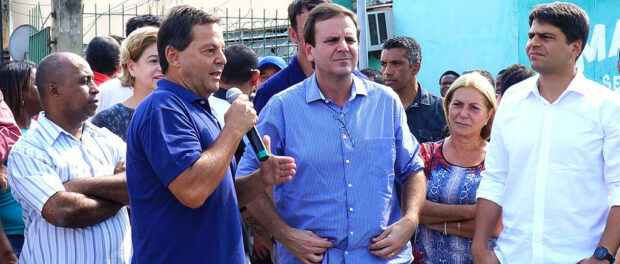 Municipal Housing Secretary Sérgio Zveiter speaking, Mayor Eduardo Paes and Rio mayoral candidate Pedro Paulo