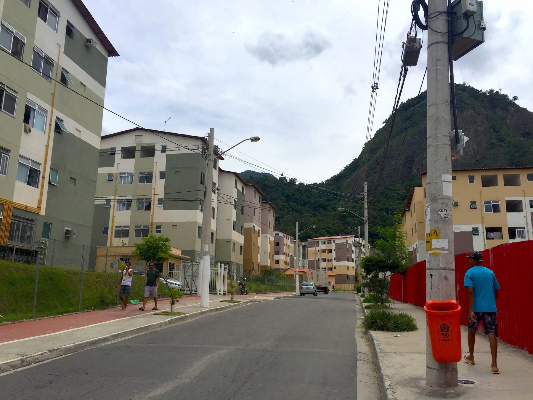 Gated lots line the main road into Parque Carioca. Gated lots line the main road into Parque Carioca.