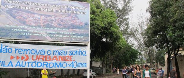 Tree-lined entrance to Vila Autódromo, October 16, 2011