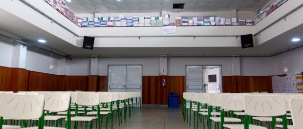 Students lined the auditorium with books they found stored in their chemistry lab at Mendes do Moraes, Ilha do Governador