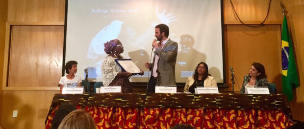 Heloisa Helena accepts award from State Deputy Flavio Serafini