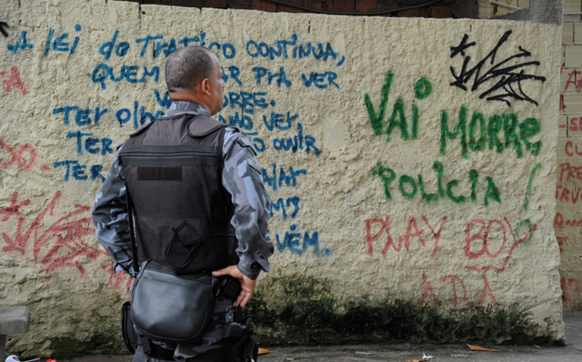 Military police officer during the occupation of Caju in 2013. Photo by Tania Rêgo/ABR
