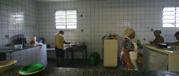 Residents collectively prepare dinner for residents. Photo by Fernando Donasci/UOL