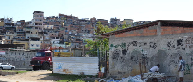 View of the Morro do Timbau, one of the Complexo da Maré's 16 communities where Maré Vive was created