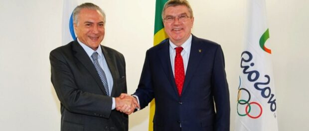 From Vladimir Putin to Michel Temer (left), the IOC's president (currently Thomas Bach, right) shakes hands with controversial political figures while maintaining that the IOC is apolitical. Photo by Divulgação/Palácio do Planalto