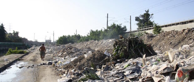 Unused road and tons of debris remain 7 years after eviction of 1000 families in Beira Rio, Manguinhos.