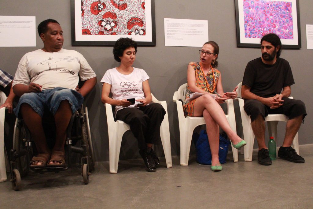 Bira Carvalho, Gisele Tanaka, Lídia Felix Silva and Hasan Zarif debate how increased security operations in Maré affect residents' lives. Photo by Sophia Élan