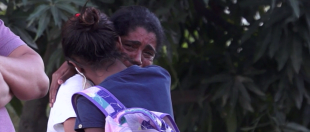 Naomy abraça sua mãe que chora, ao verem casas na Vila Autódromo sendo demolidas.