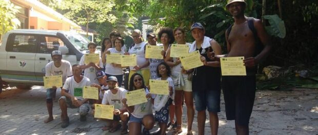 Young quilombo residents recieve certificates from Guias da Natureza training