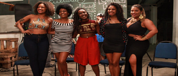 Closing of the debate, from left to right: Taisa Machado, Mayara Rodrigues, Ana Paula Lisboa, Caroline Felix, and Yani de Simone (Photo by: Sophia Zaia)