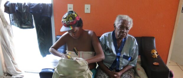 Creuza da Silveira and her mother, Conceição de Oliveira. Photo by Beth McLoughlin/Agência Pública