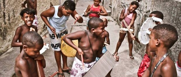 Children improvise a band in Jacarezinho. Photo by Léo Lima