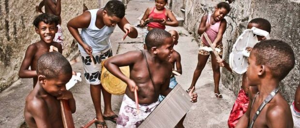 Children improvise a band in Jacarezinho. Photo by Léo Lima