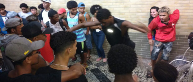 Dancers gather on the side street of Madureira Shopping, traditional dance hub. Photo by Hugo Oliveira