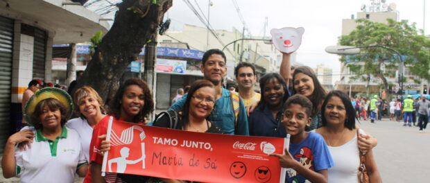 Family members eagerly await relative carry torch in Duque de Caxias