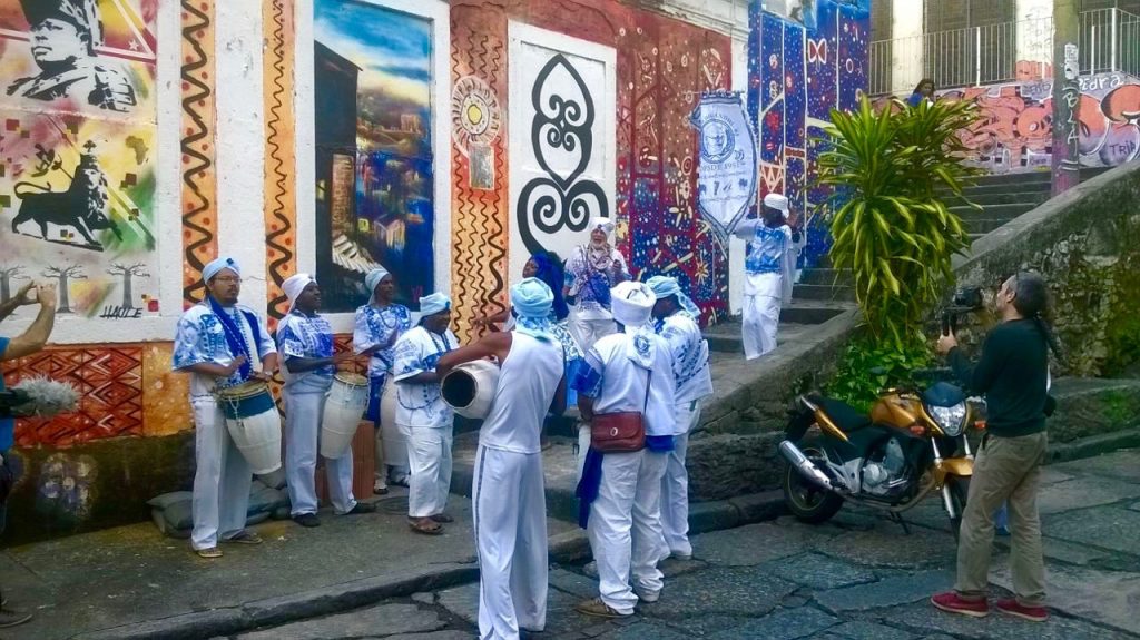 The Filhos de Gandhi carnival group play next to the mural. Photo by Toni Oliveira