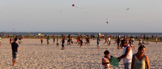 Today Sepetiba residents enjoy the beach by flying kites, running and relaxing, but the water is not safe to enter. Photo by Sophia Zaia