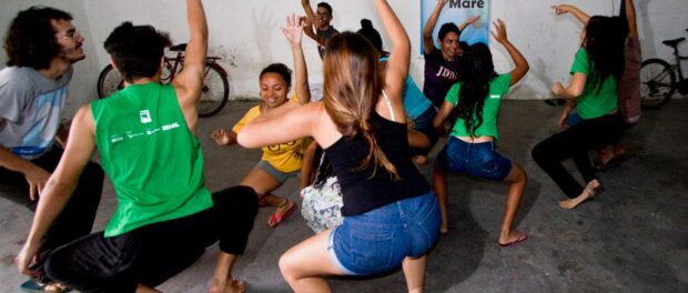 Group exercise. Photo from Teatro do Oprimido na Maré Facebook page