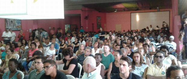 Packed audience at debate in Mangueira