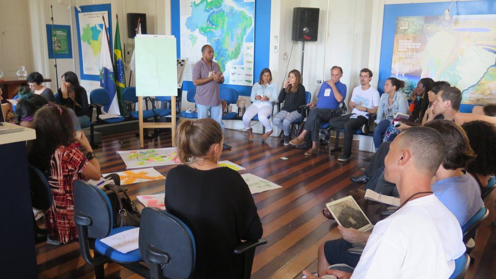 Irenaldo presenting on the situation in Pica-Pau