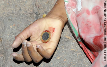Community photographer Naldinho Lourenço documented the scene in Complexo da Maré where Matheus, age 8, was killed with this coin for bread in his hand. Photo by Naldinho Lourenço/Imagens do Povo
