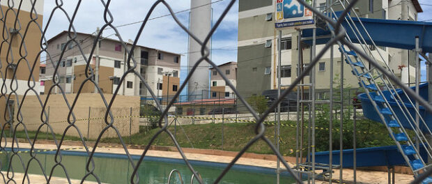 Parque Carioca MCMV condominium with abandoned swimming pool