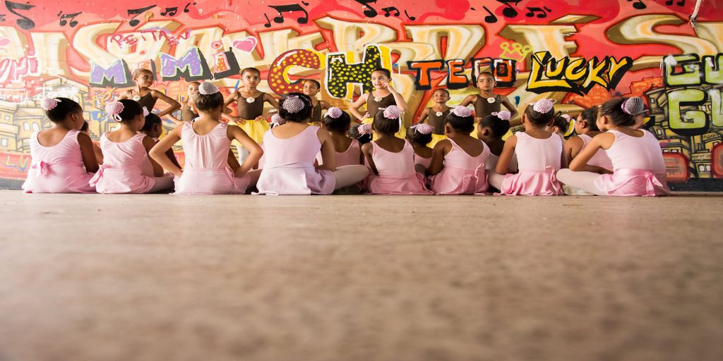 Photo from the Ballet Urbano Manguinhos photography exhibition by Eric Cardoso and Ana Maria Silva