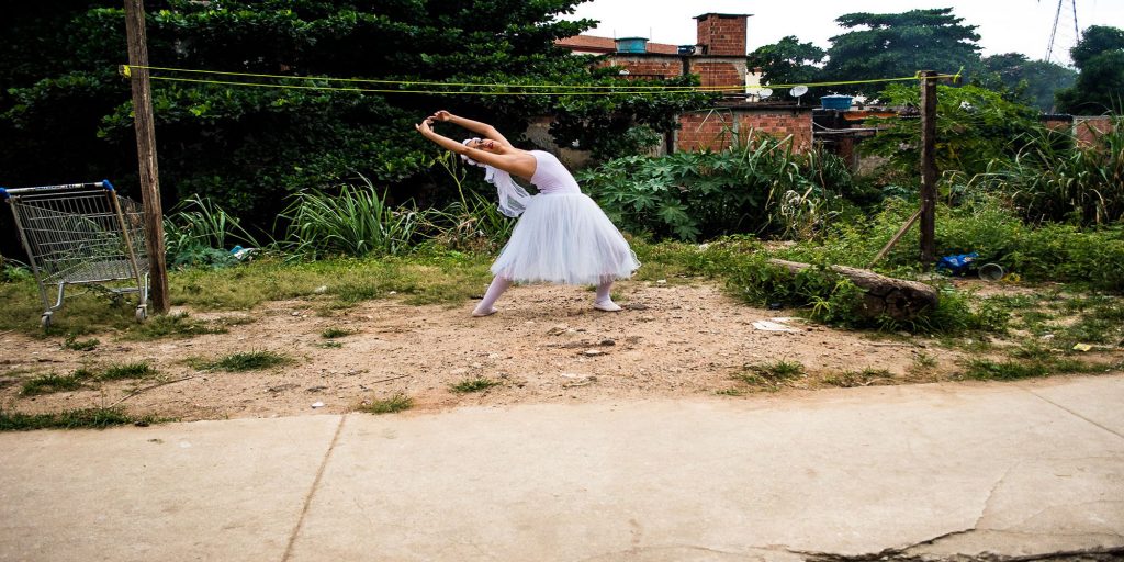 Photo from the Ballet Urbano Manguinhos photography exhibition by Eric Cardoso and Ana Maria Silva