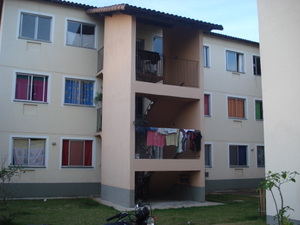 MCMV housing in Cosmos: residents improvise drying racks in common spaces due to poor design
