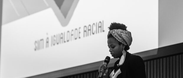 Luana Genót, founder of the Instituto ID_BR presents the Yes to Racial Equality seal. Photo by Eduardo Biermann