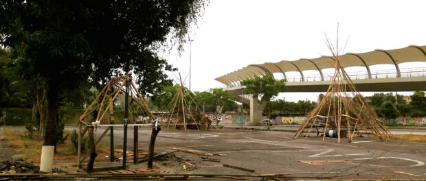 Indigenous structures taking shape at Aldeia Maracanã, with R$14 million pedestrian bridge in the background