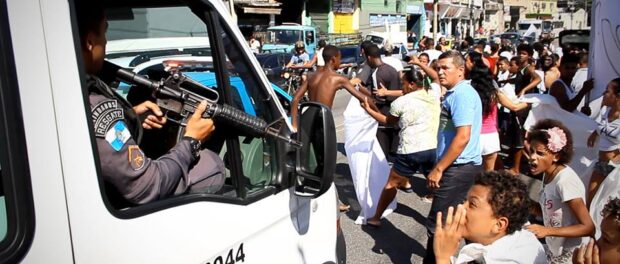 Children participate in a protest calling for peace in Complexo do Alemão. Photo: Mídia 1508