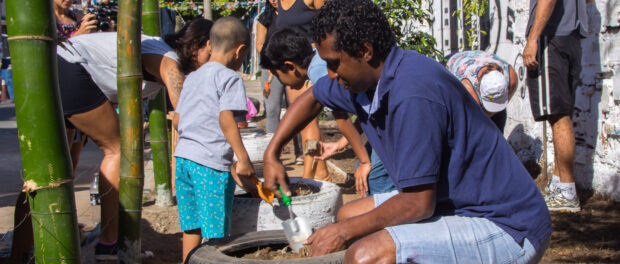 Participants in the Planting Effort - Photo by Diogo de la Vega