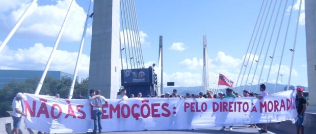 "No to evictions: For the right to housing." Photo from Nidivaldo Marcário Oliveira Facebook page.