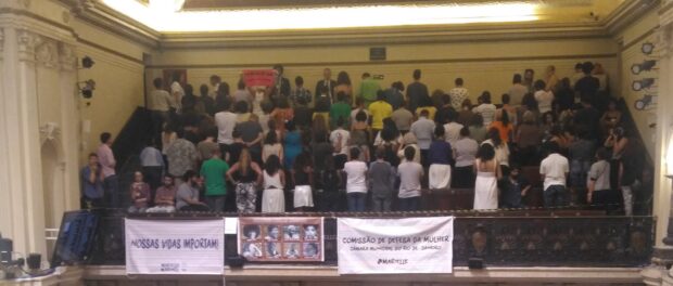 Public in the galleries turn their back to the plenary as protest towards words and negative vote by Councillor Otoni de Paula on the bill that will name City Council tribune hall after Marielle Franco.
