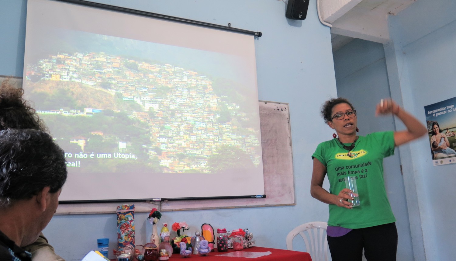 Cris presents the work of ReciclAção do the Sustainable Favela Network group