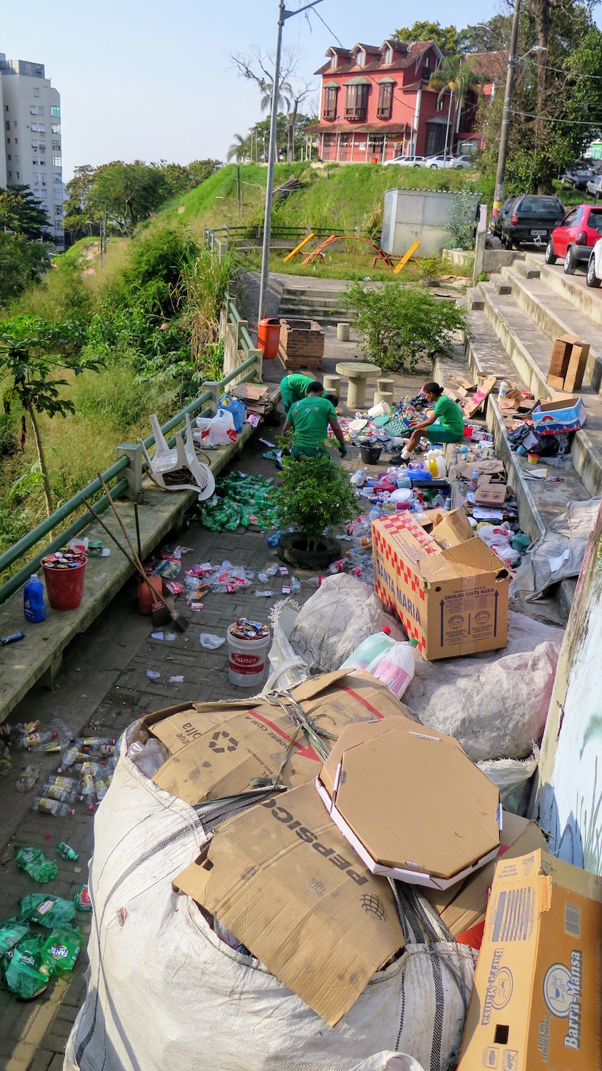 ReciclAção at work on a typical weekday in Prazeres