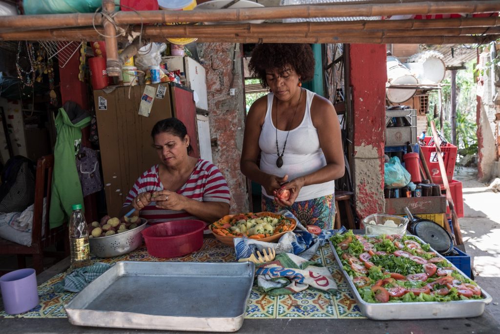 Lunch preparation for group work at Bosque das Caboclas. Photo: Bárbara Dias