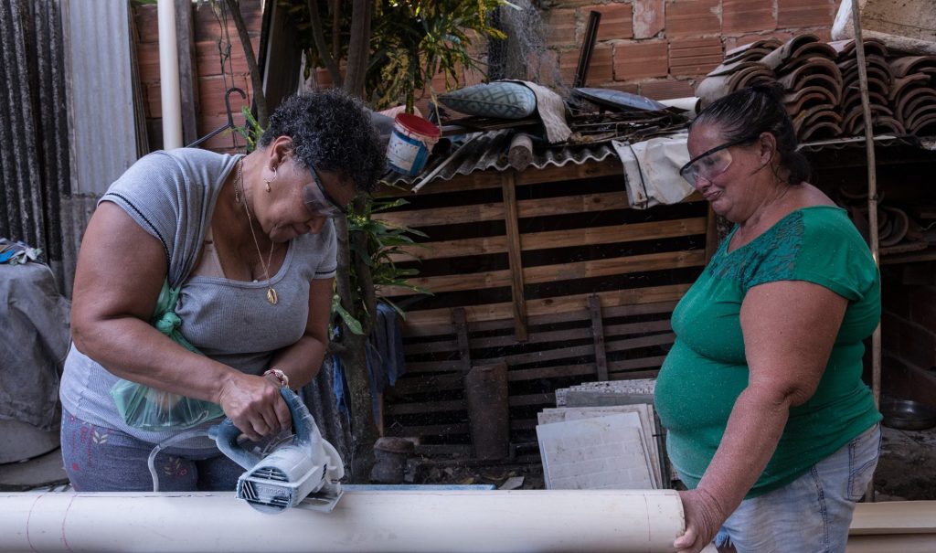 Women at Bosque das Caboclas learning to use construction tools. Photo: Bárbara Dias