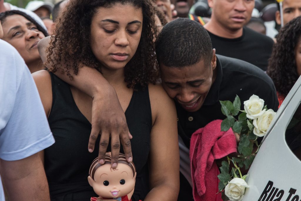 Ágatha Félix's mother on the day of her burial. Photo: Bárbara Dias