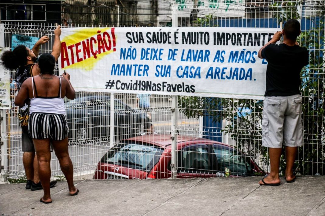 Moradores colocam alertas no Complexo do Alemão sobre o coronavírus. Foto: Divulgação/Voz das Comunidades