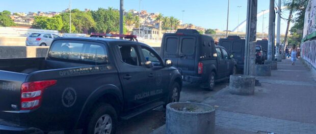 Military police vehicles line Avenida Brasil, along the favelas of Maré. Photo - Diana Rogers, Super Rádio Tupi