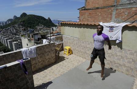 Raylton Moreira dos Santos trains on his rooftop on the Tabajaras hill. Photo: Gabriel de Paiva / Agência O Globo