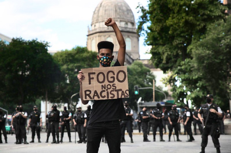 “DOWN WITH RACISTS” Photo: Clarice Lissovsky