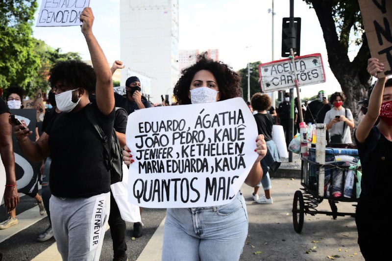 “EDUARDO, ÁGATHA, JOÃO PEDRO, KAUÊ, JENIFER, KETHELLEN, MARIA EDUARDA, KAU×HOW MANY MORE?” Photo: Clarice Lissovsky
