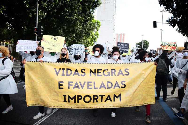 "BLACK AND FAVELA LIVES MATTER" Photo: Clarice Lissovsky
