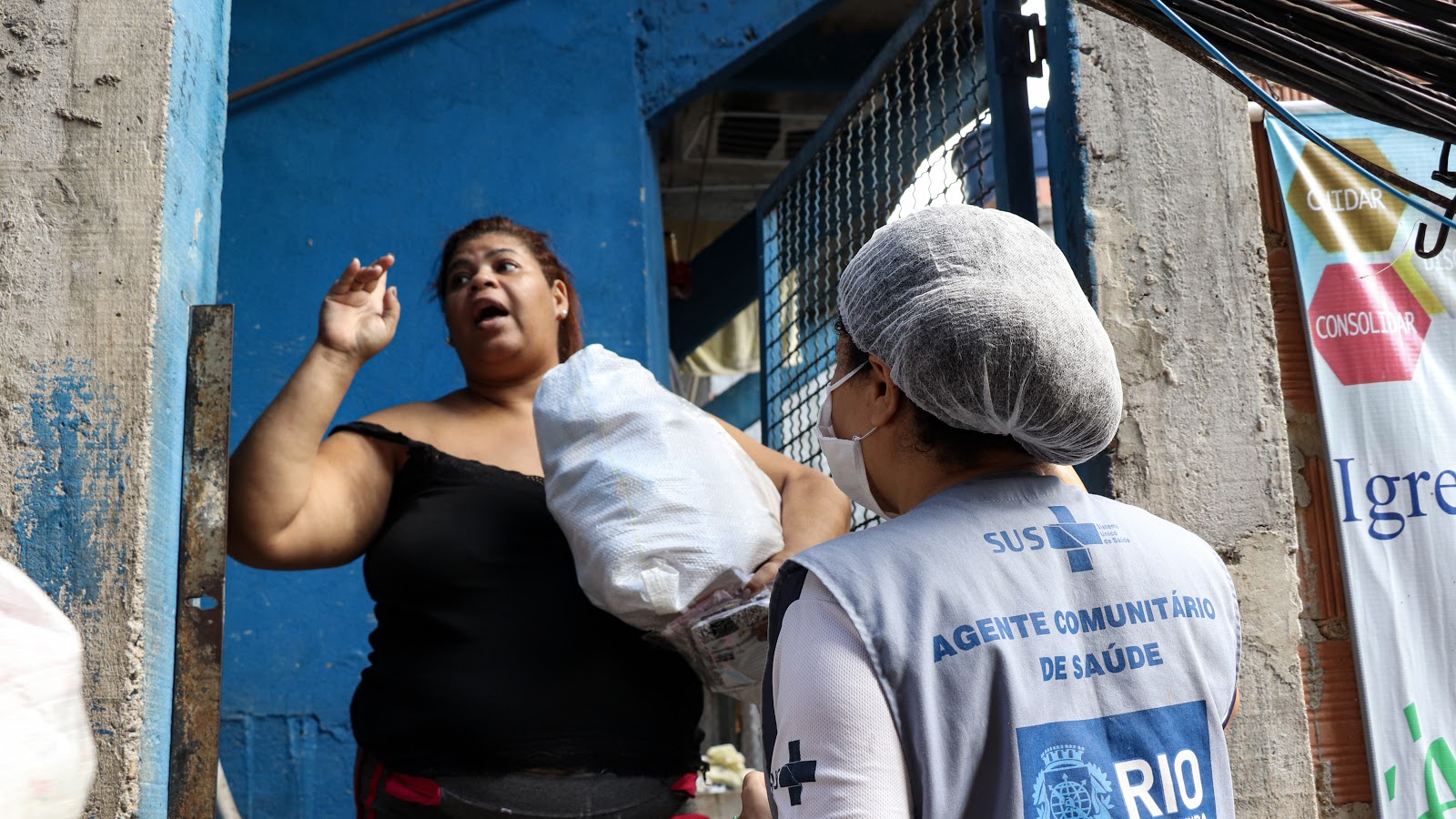 A resident receives her basic foodstuff. Photo: Alexandre Cerqueira