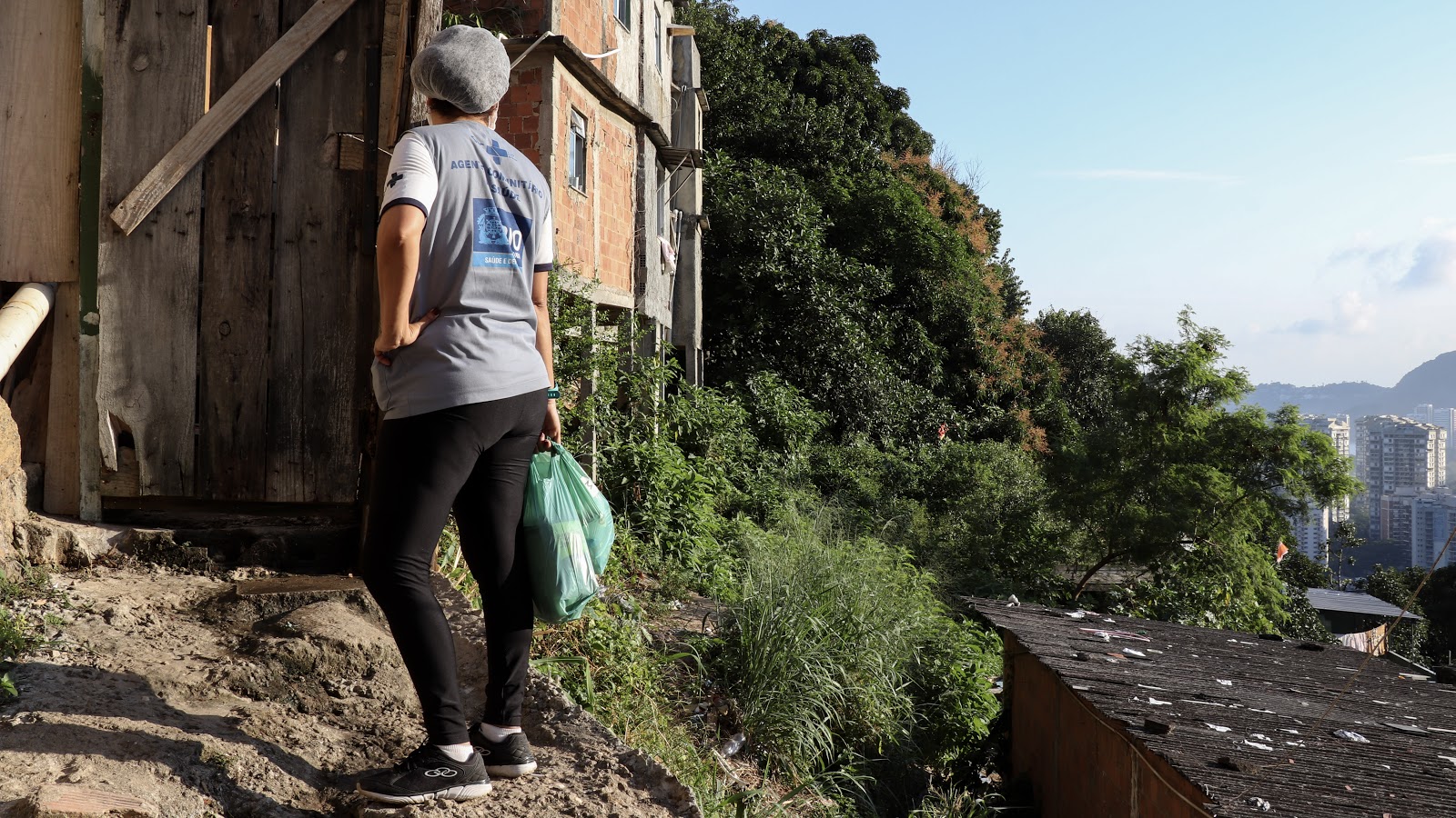 Health agent near the slope at the end of Rua 1. Photo: Alexandre Cerqueira